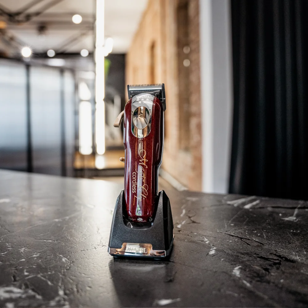Wahl 5 Star cordless Magic Clip Rood Snoer/Snoerloze Tondeuse - verchroomd stagger-tooth-mes, 46 mm, variabele taper 0,5 mm - 1,2 mm